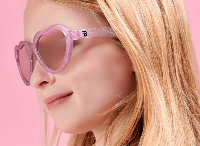 Okulary serduszka z brokatem Babiators różowe